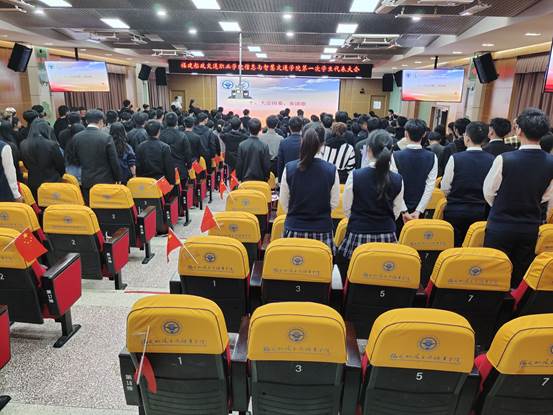 圖片包含 室內(nèi), 天花板, 人, 建筑
描述已自動生成