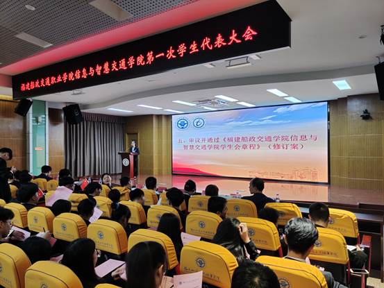 圖片包含 室內(nèi), 人, 天花板, 人們
描述已自動生成