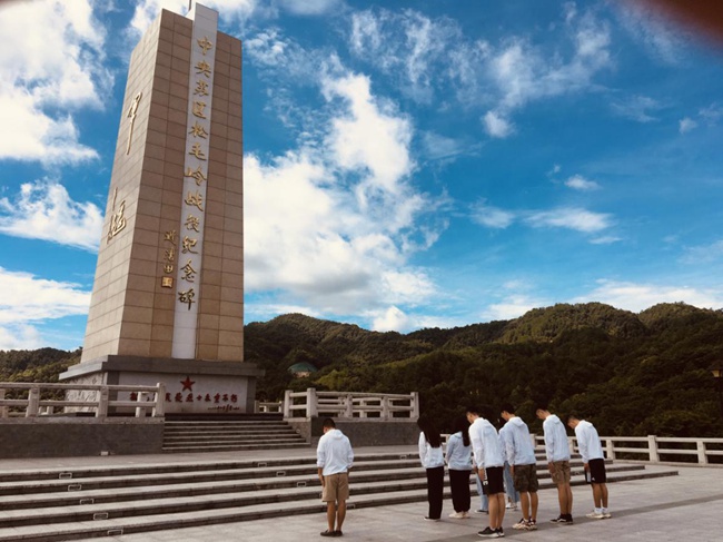 實(shí)踐隊(duì)向松毛嶺戰(zhàn)役中犧牲的烈士鞠躬默哀。福建船政交通職業(yè)學(xué)院供圖
