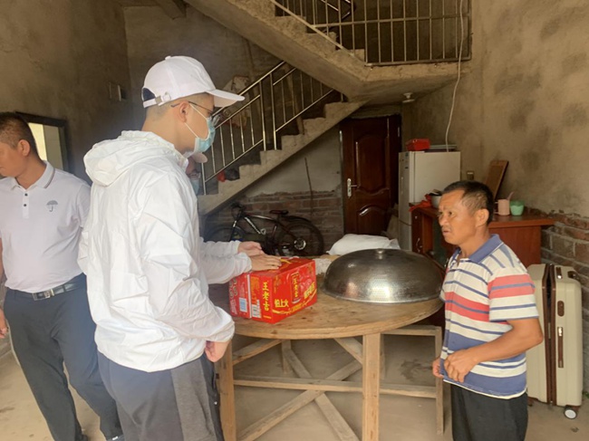 實踐隊走訪慰問脫貧戶。福建船政交通職業(yè)學院供圖